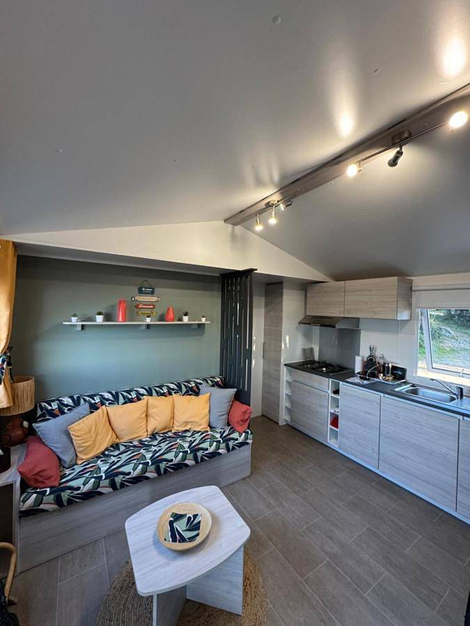 Camping pour 6 personnes, avec piscine ainsi que jardin et vue