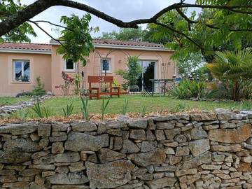 Location de vacances pour 2 personnes, avec jardin et vue, animaux acceptés à Eyzerac