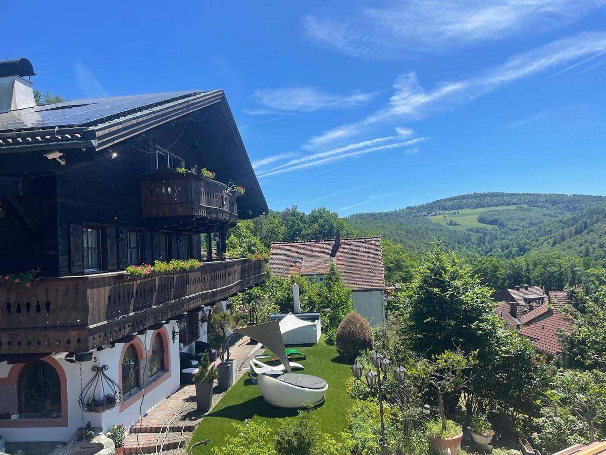 Ganze Wohnung, Apartment Weiser Hirsch im Chalet Burgblick in Weilrod, Hochtaunuskreis