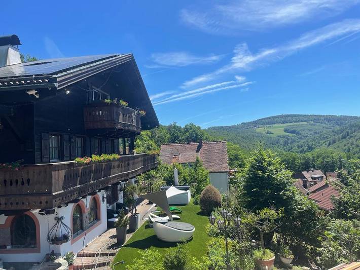 Hütte für 6 Personen, mit Balkon und Whirlpool sowie Terrasse und Garten