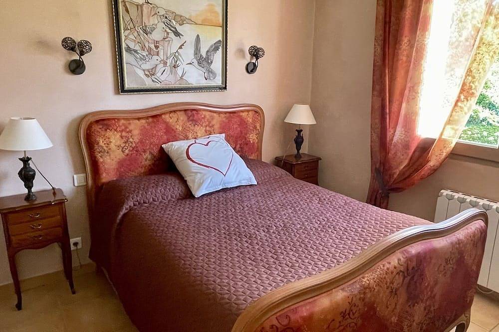 Cozy vacation home with beautiful pool, terrace and garden in Le Porge, Lesparre-Médoc region