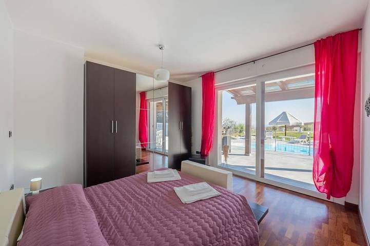 Nice apartment in villa for 4 people with pool, A/C, WIFI, TV, patio and pets allowed in Silvi, Pescara Province