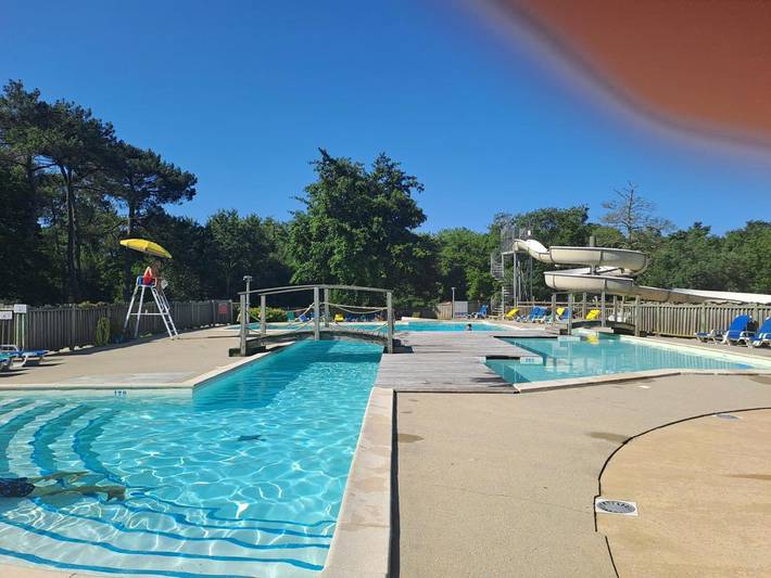 Camping pour 5 personnes, avec bassin pour enfant et vue ainsi que piscine et jardin