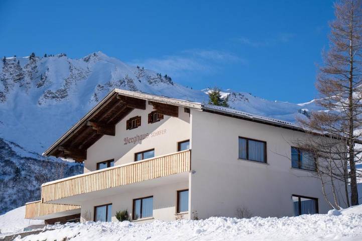 Ferienhaus für 3 Personen, mit Terrasse und Ausblick in Faschina