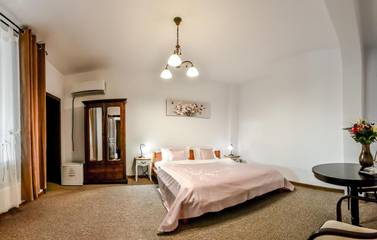Gîte pour 2 personnes, avec bassin pour enfant et vue ainsi que piscine et jardin dans Deva (Roumanie)