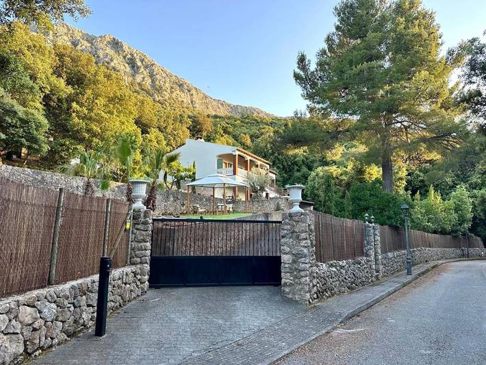 Ferienhaus für 6 Personen, mit Balkon und Whirlpool sowie Terrasse und Garten in Escorca