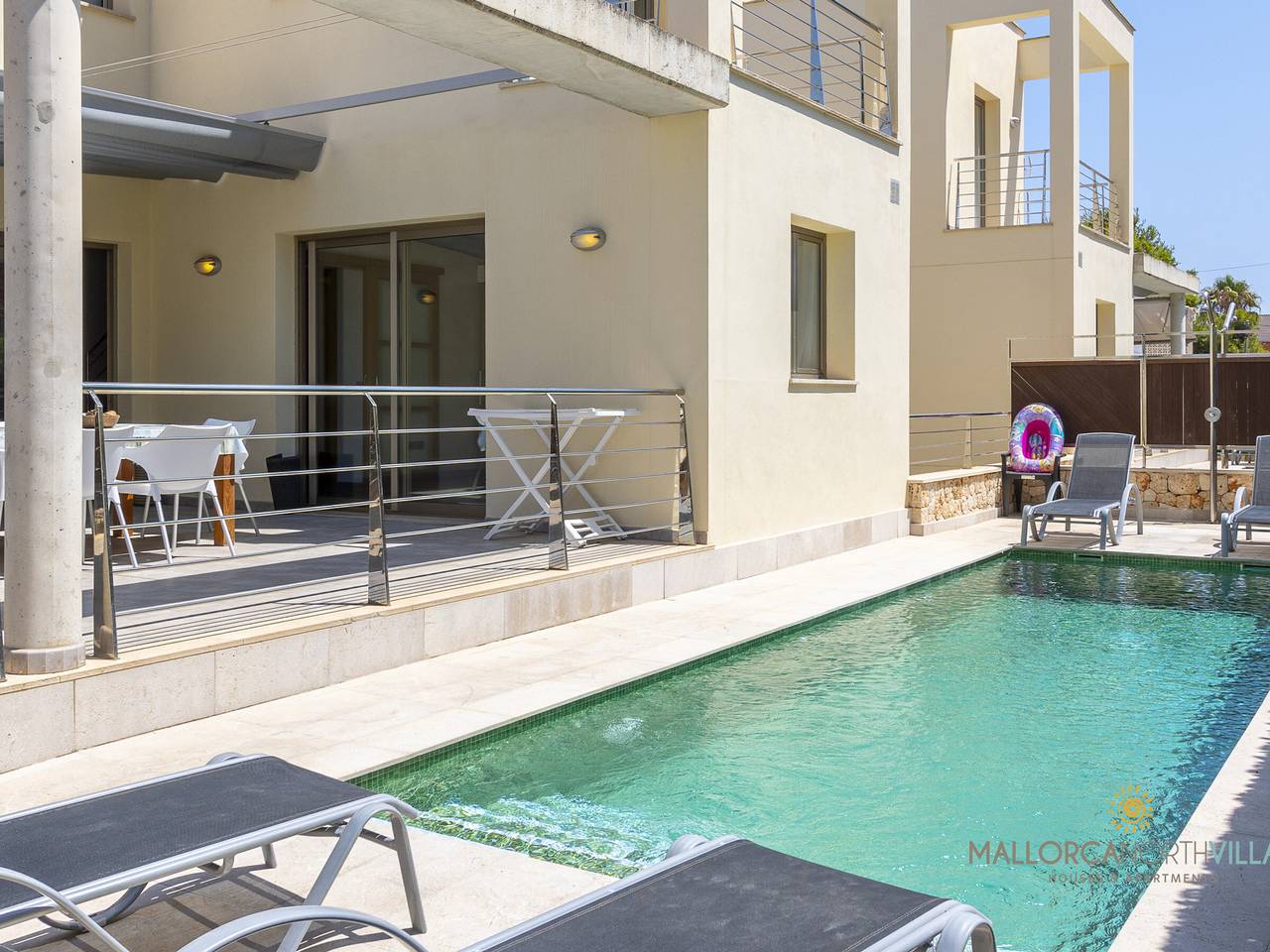 Moderne Villa auf Mallorca 50 m vom Strand, ideal für 6 in Playa de Muro, Muro