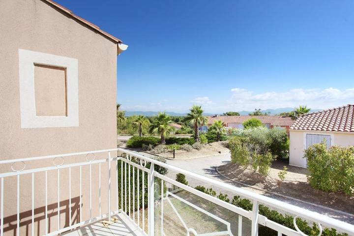 Appart’hôtel pour 9 personnes, avec piscine ainsi que balcon et jardin