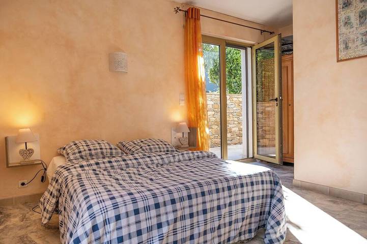 Location de vacances pour 7 personnes, avec jardin et terrasse, animaux acceptés dans Plage de la Madrague (Giens) - 2