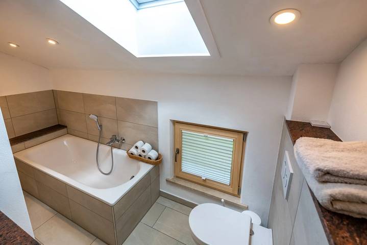Ganze Ferienwohnung, Ferienwohnungen Hötzelsperger - Ferienwohnung 1, ruhige Lage, sep. Schlafräume, Balkon 65 qm in Prien am Chiemsee, Chiemgauer Alpen