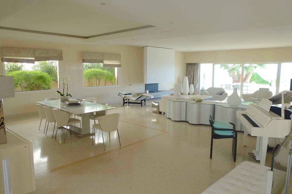 Villa Contemporaine 12 persons (secured) in Le Cannet, Cannes region
