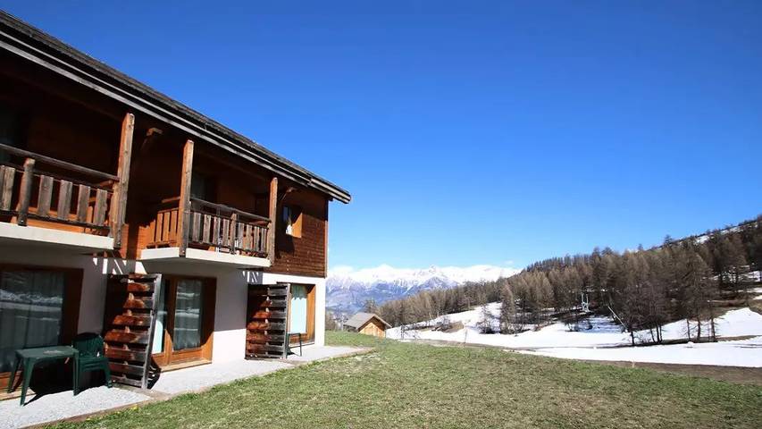 Gîte pour 7 personnes, avec terrasse ainsi que piscine et vue à Puy-Saint-Vincent - 2