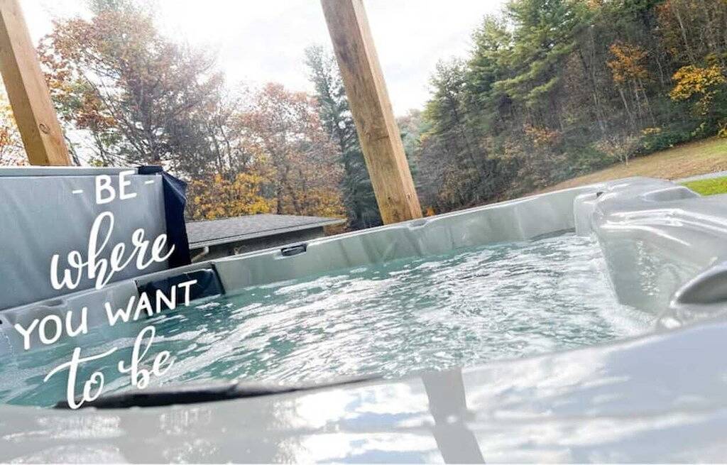 Heartwood♥ Cabin loft w/private Hottub, Hiking, Fishing, & Ziplines on 66 acres! in Floyd County