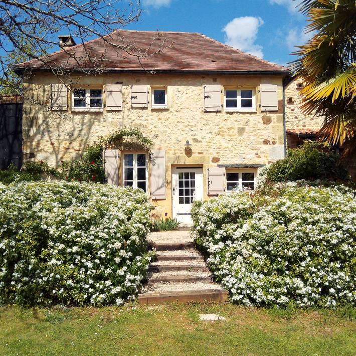 Gîte pour 6 personnes, avec piscine à Simeyrols