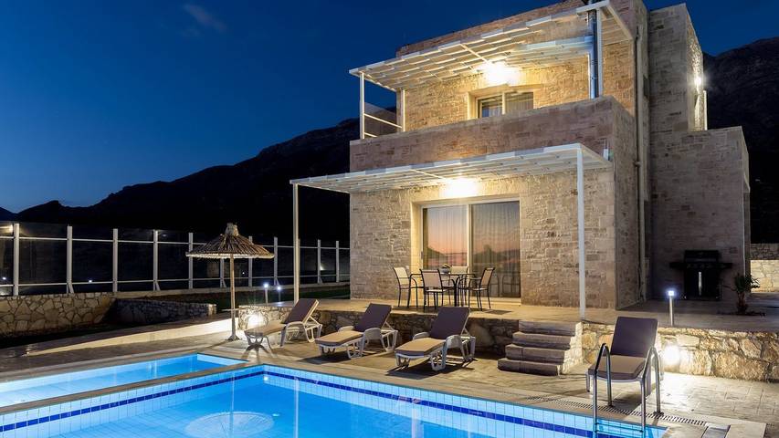 Location de vacances pour 9 personnes, avec piscine et jardin dans Triopetra