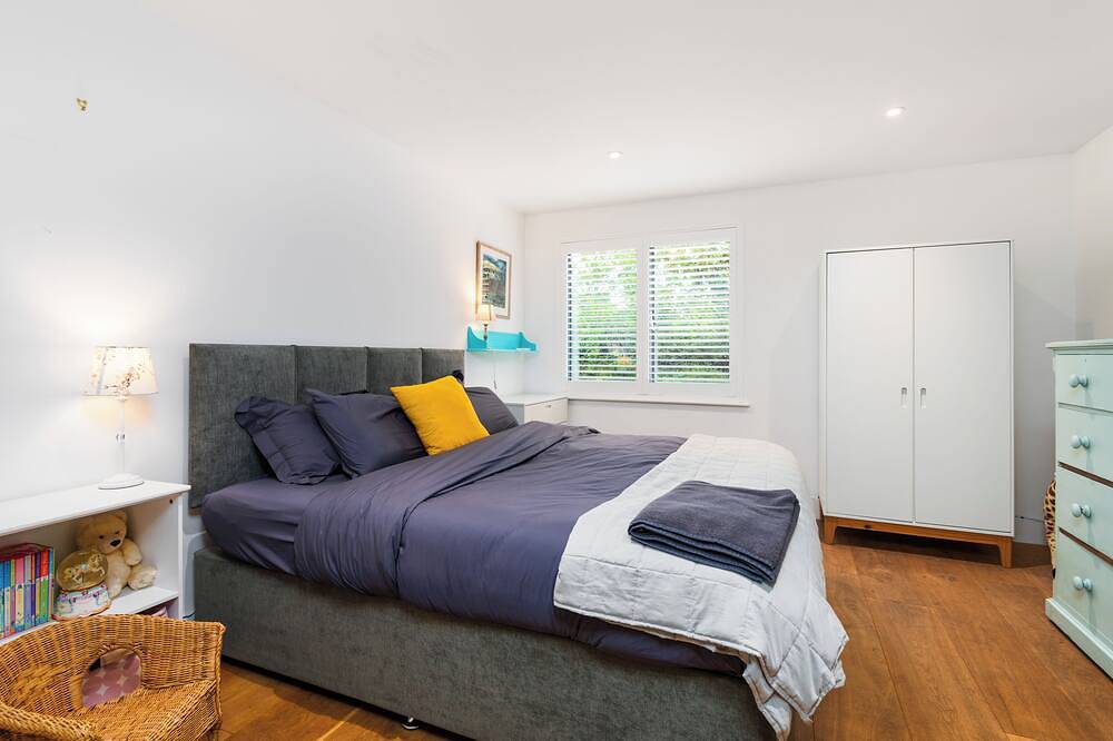 Bright 4 bed 4 bath Villa in historic Canterbury surrounded by Magnolia trees in Kent
