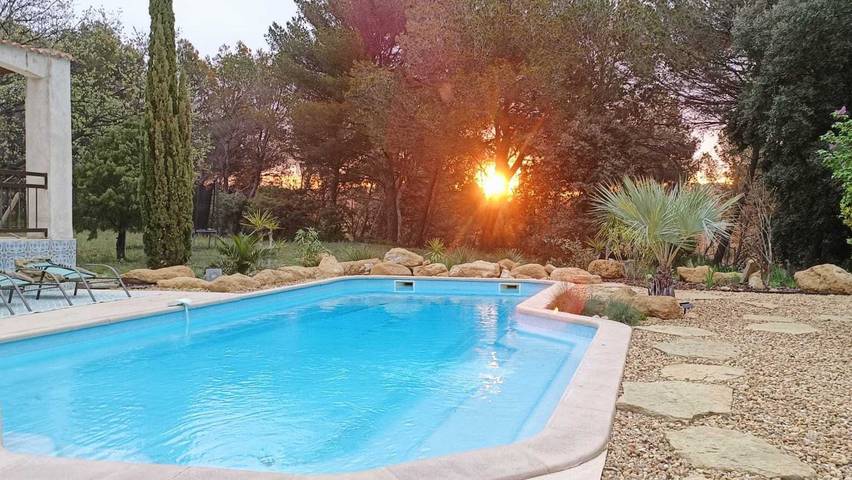 Villa pour 10 personnes, avec terrasse ainsi que piscine et jardin, animaux acceptés dans le Luberon