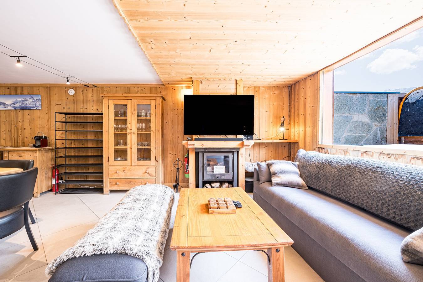 Chalet Delphine – Ski-in/Ski-out, Fireplace, Jacuzzi, Sauna, Comfort & Lake View in Saint-Martin-de-Belleville, Les Trois Vallées