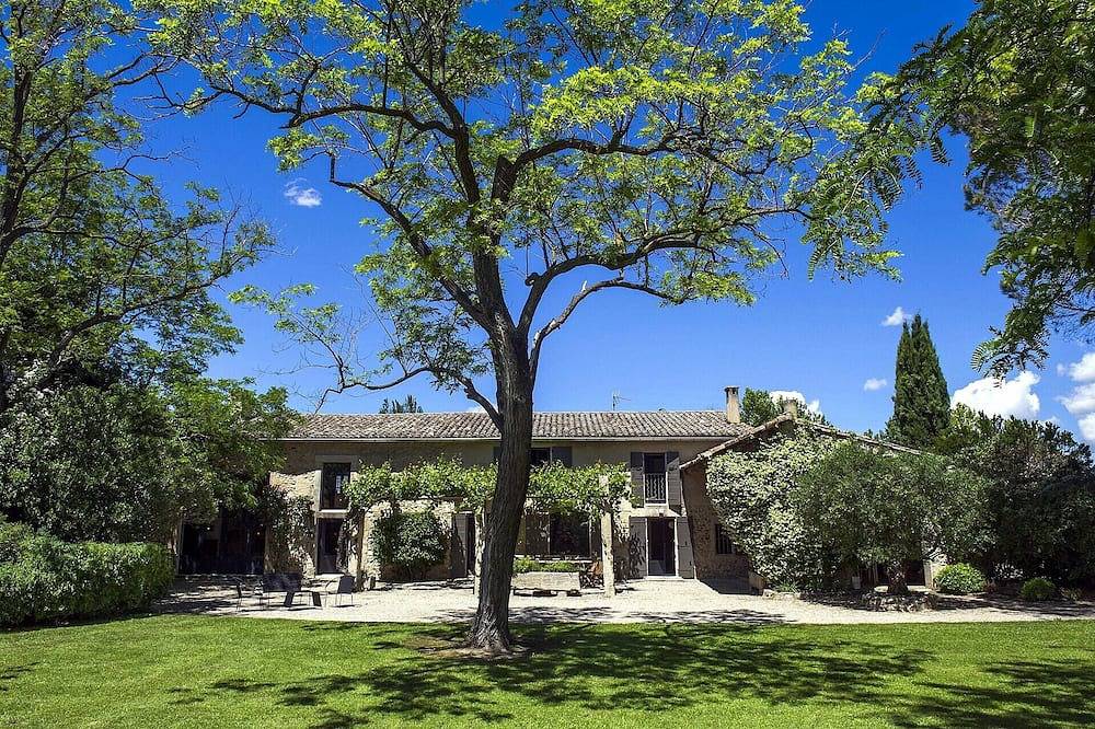 Magnificent farmhouse for 14 people with private pool near Alpilles in Châteaurenard, Arles region