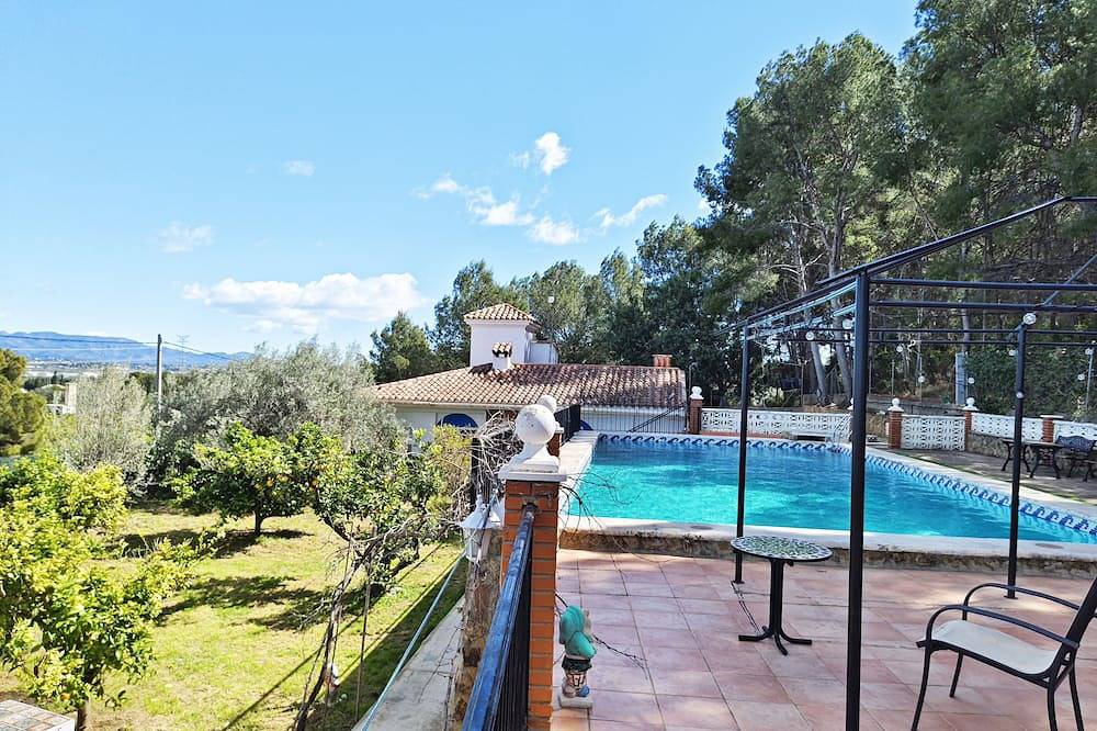 Good view,very big swimmingpool 80 metros .quite ,forest,, City of music in Llíria, Valencia Provinz