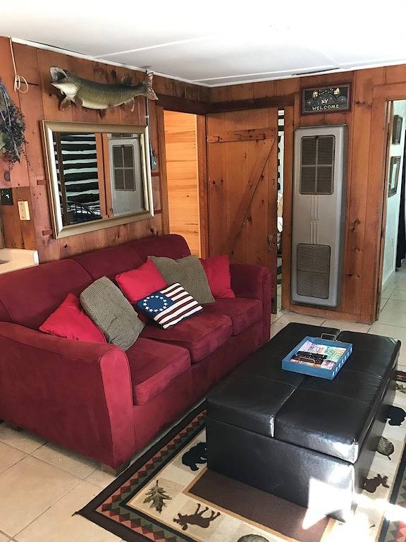 Friedliches, unberührtes Seeufer Blockhaus am großen Strand mit klaren Wasser in Vilas County