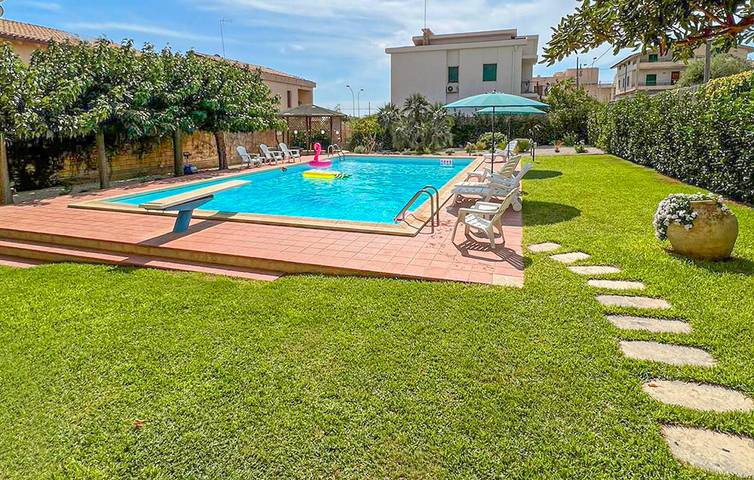 Casa vacanza per 8 persone, con terrazza e piscina nonché giardino in Sampieri