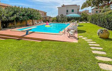Gîte pour 8 personnes, avec terrasse ainsi que piscine et jardin à Sampieri