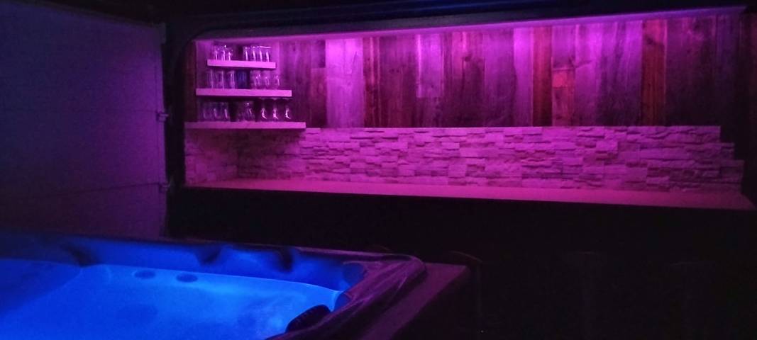 Gîte pour 14 personnes, avec jardin ainsi que jacuzzi et terrasse, animaux acceptés dans Flangebouche