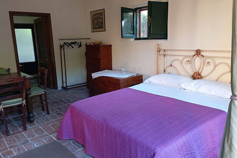 Mini house with park, in the province of Siena, btw Valdichiana and Val d'Orcia in Sinalunga, Chianti