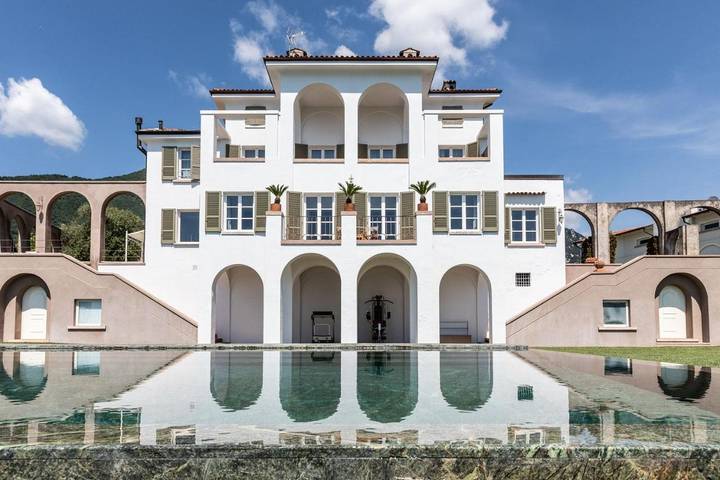 Villa für 18 Personen, mit Whirlpool und Sauna sowie Pool und Garten am Gardasee