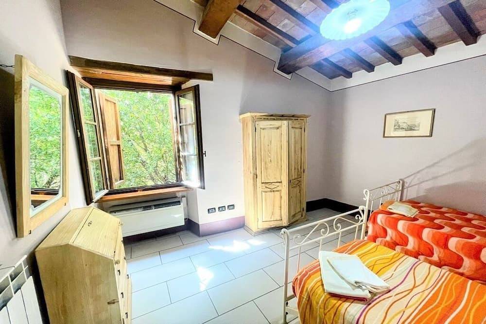Entire apartment, Apt 2 : air-con/2 bedrms/1 bathrm/wifi/car not essential/Spoleto centre 0.7 kms in Spoleto, Perugia Province