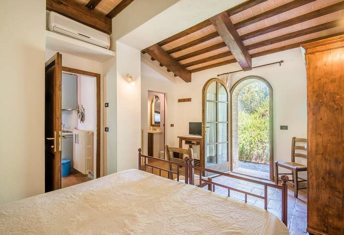 Podere Giardino Wine & Bed - Glicine Appartement: Landhuis met Zwembad, Wi-Fi en Airco in Montalcino, Val d'Orcia