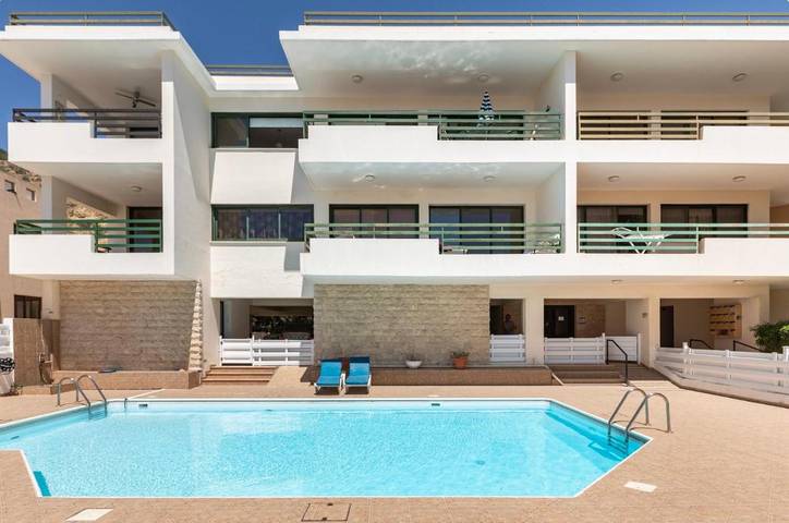 Gîte pour 4 personnes, avec Balcon et Terrasse ainsi que Jardin et Piscine dans Oróklini