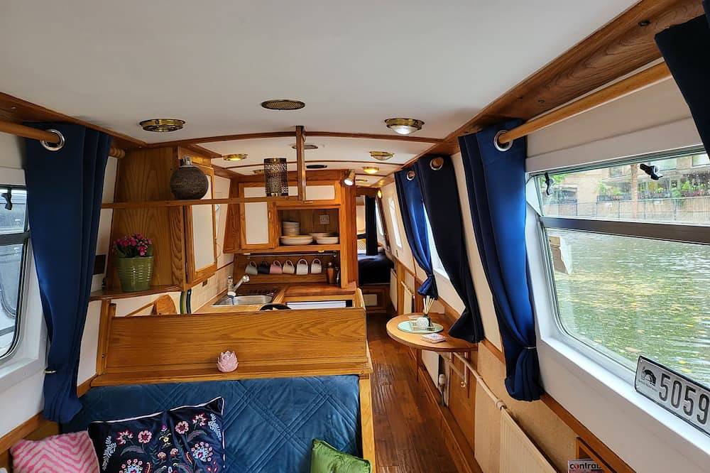 Cosy Canal Boat in Little Venice for Family & Friends in London, South East England