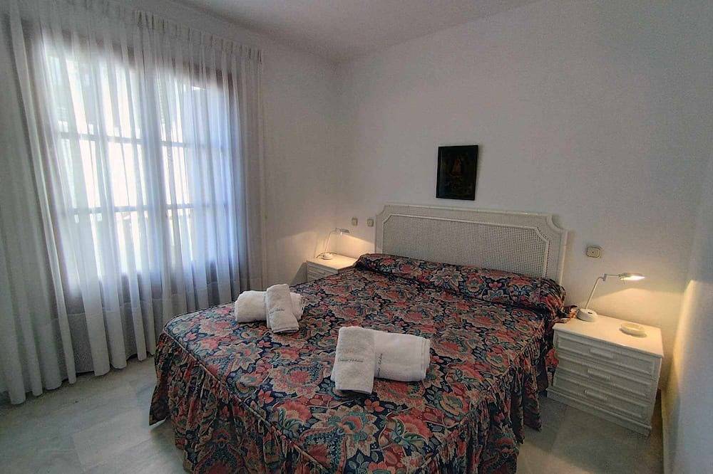 Casa adosada en primera línea de playa. in Playa de Guadalobon, Estepona