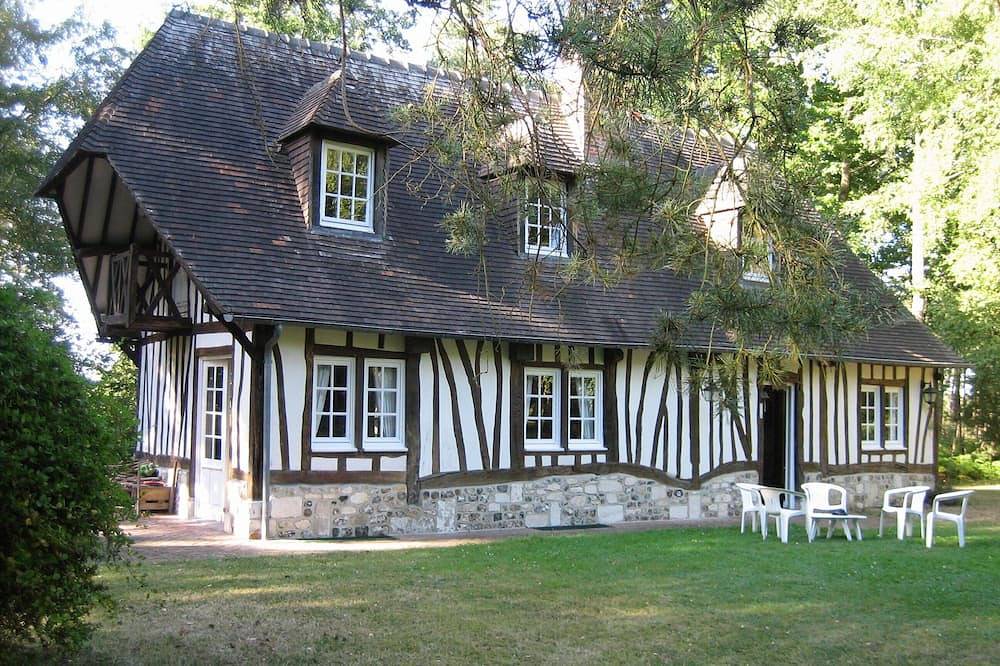 Confortable chalet Normandie avec une belle vue dans un 120 acres (53 ha) de forêt. in Condé-sur-Risle, Région de Bernay