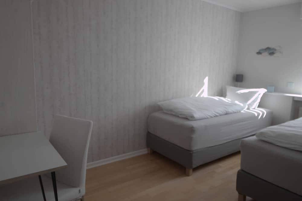 Ganze Wohnung, Ostsee Ferienwohnung 100qm bis 6 Pers., 1.000 qm eingezäunter Garten in Kraksdorf, Neukirchen