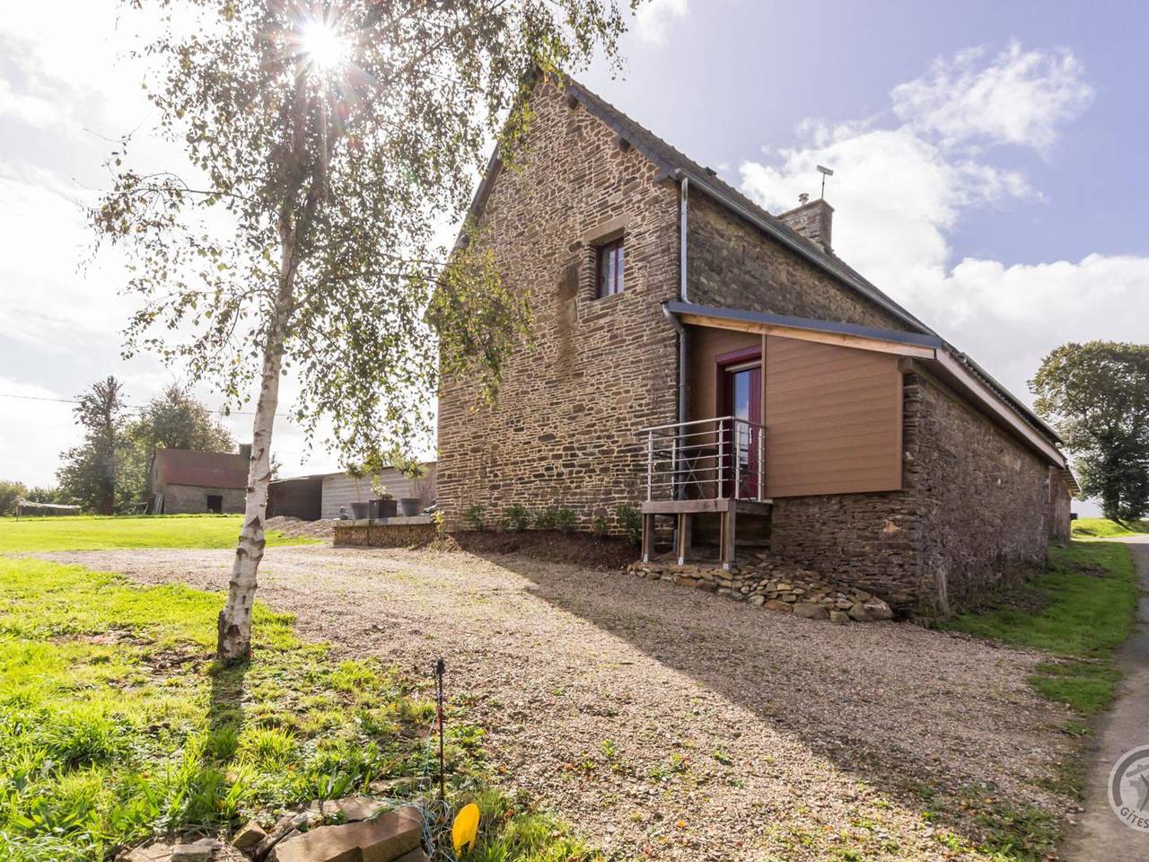 Semi-detached house with balcony in countryside, Wi-Fi, parking, pets allowed in Saint-Laurent-de-Terregatte, Avranches region