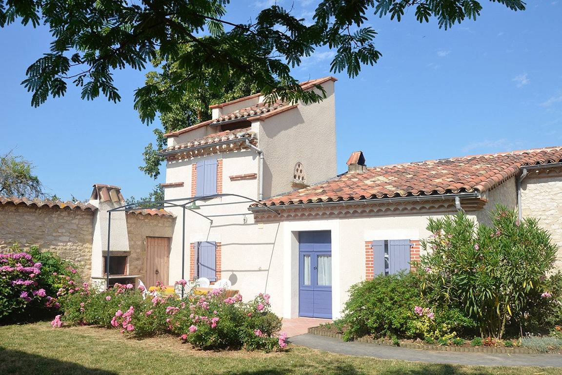 Gîte confortable avec piscine, terrasse et barbecue in Poulan-Pouzols, Région d'Albi
