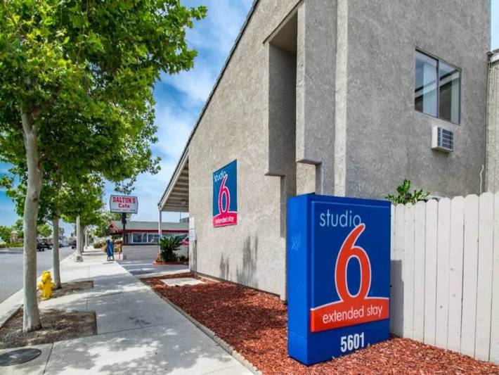 Apartamento entero, 1 Cama King | Mobil Access Tub Ns Kitchen in Los Angeles County