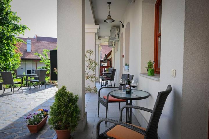 Location de vacances pour 2 personnes, avec jardin ainsi que terrasse et vue, animaux acceptés à Eger - 2