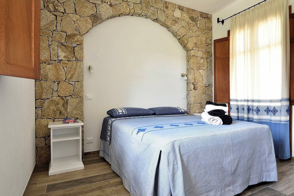 Ganze Wohnung, Villa Menhir. Mediterranen Garten. Berg Aussicht. in Lotzorai, Ogliastra Provinz