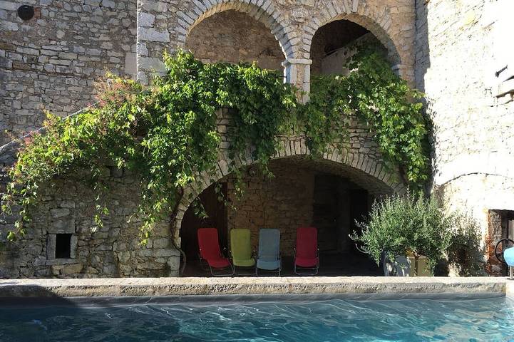 Location de vacances pour 8 personnes, avec terrasse et piscine à Saint-André-de-Cruzières