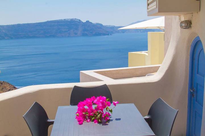 Vacation rental for 5 people, with balcony in Santorini