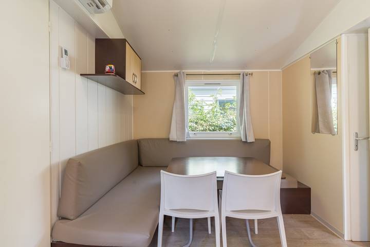 Mobile Home 'Le 154 Aux Iscles' with Shared Pool, Private Terrace and Air Conditioning in La Roque-d'Anthéron, Aix-en-Provence region