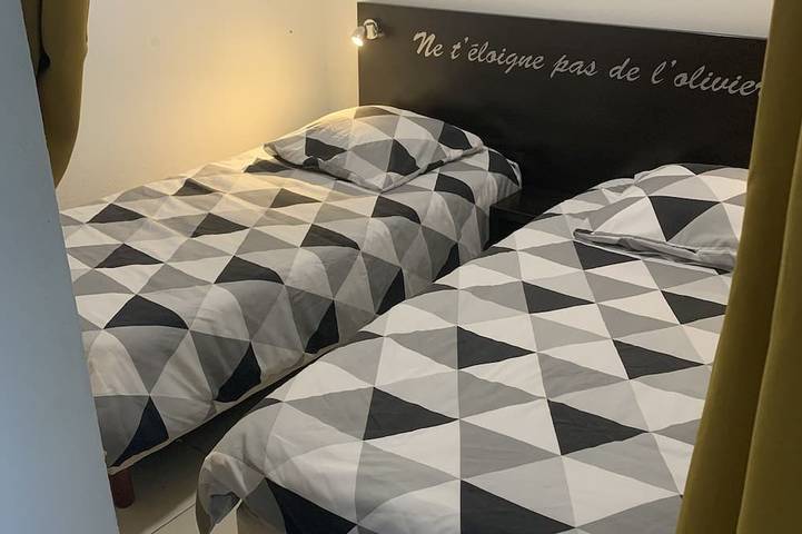 Gîte pour 4 personnes, avec piscine ainsi que jardin et terrasse à Azille - 3