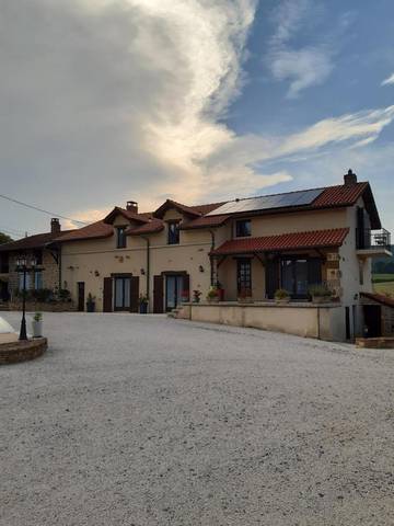 Chambre d’hôte pour 4 personnes, avec piscine ainsi que terrasse et vue à Château (Mâcon)