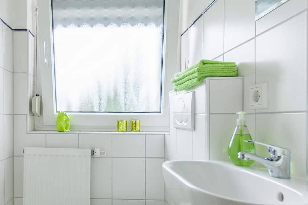 Entire apartment, Large modern comfort apartment, 2 pers., Quiet location in Niederzwehren, Kassel