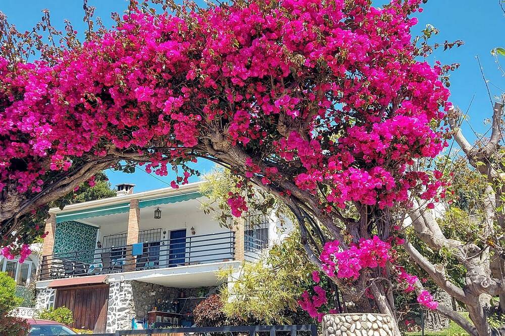 Beautiful house with garden 3 minutes from the beach in Velilla-Taramay, Almuñecar