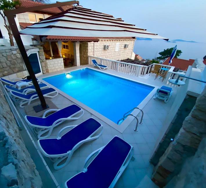 Villa pour 12 personnes, avec vue ainsi que terrasse et piscine à Mlini